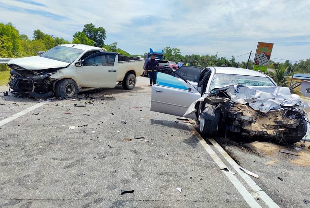 Keadaan nahas melibatkan dua buah kenderaan yang berlaku di Jalan Kota Bharu - Kuala Terengganu dekat Kampung Setia Jaya, Merang, di Setiu.