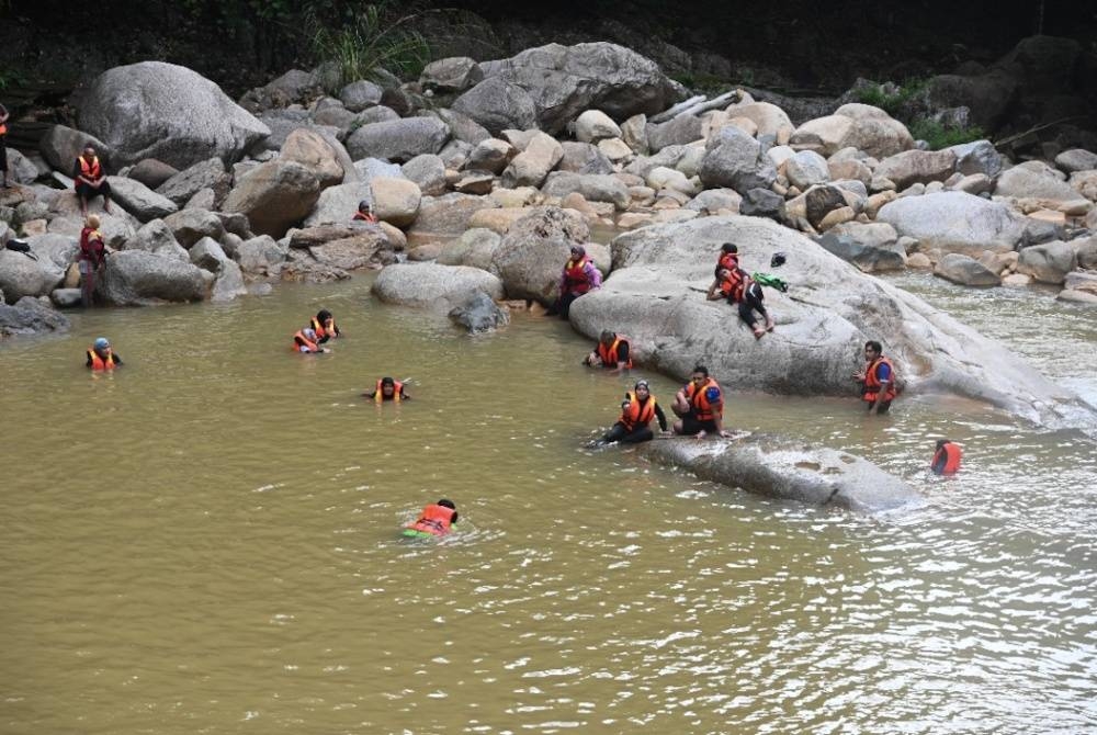 Keadaan air terjun Sungai Lasir di Tasik Kenyir yang keruh dipercayai berpunca daripada kesan aktiviti pembalakan yang berlaku di kawasan itu.