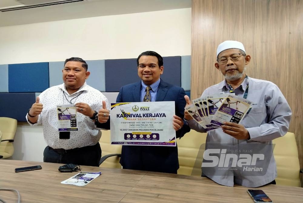 Ahmad Saidi (tengah) bersama Misbahul Munir (kanan) dan Mohamad Fikri ketika mempromosikan Karnival Kerjaya Perak Sejahtera di Bangunan Perak Darul Ridzuan di sini pada Rabu.