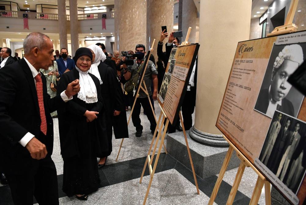 Tengku Maimun (dua dari kiri) melawat ruang pameran khas pada Sesi Prosiding Rujukan Allahyarham Tun Dr Mohamed Salleh Abas di Mahkamah Persekutuan 1 Istana Kehakiman hari ini. - Foto Bernama