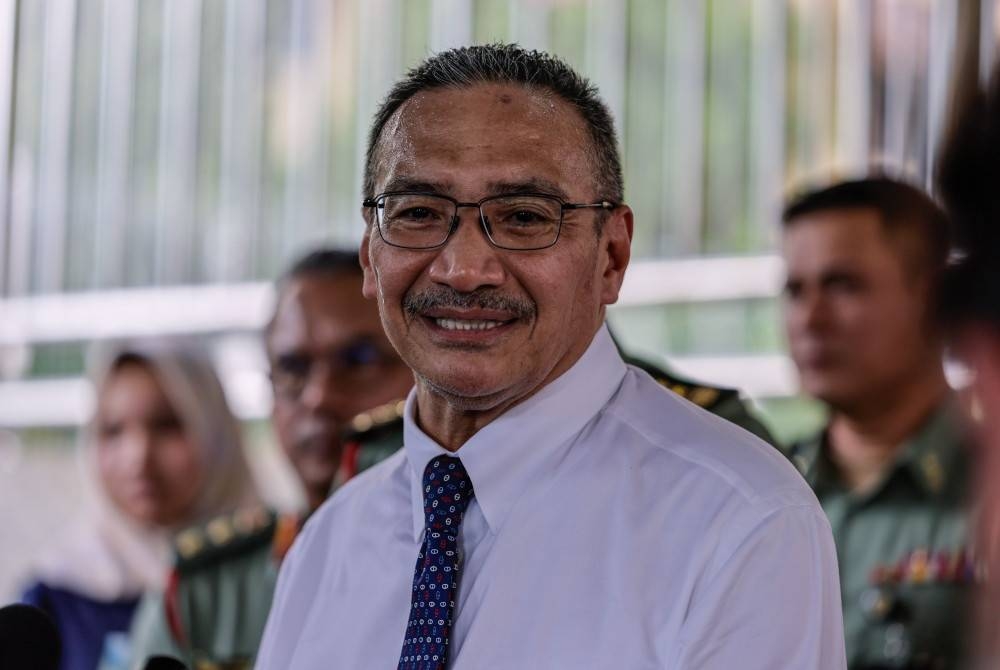 Hishammuddin bercakap pada sidang media selepas lawatan beliau di Kem Kementah Kuala Lumpur hari ini. - Foto Bernama