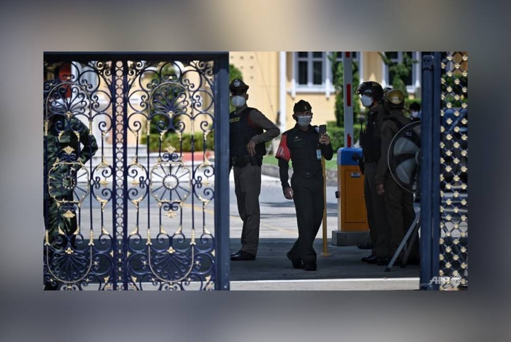 Anggota polis dan tentera membuat rondaan selepas insiden tembakan di Maktab Tentera Diraja Thailand di daerah Dusit, Bangkok hari ini. - Foto AFP