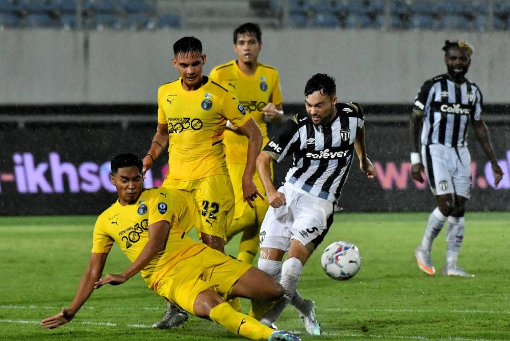 Pemain TFC, Manuel Ott (dua, kanan) diasak oleh pemain pasukan Penang FC pada saingan Liga Super 2022 di Stadium Sultan Mizan Zainal Abidin di sini malam ini. - FOTO Bernama