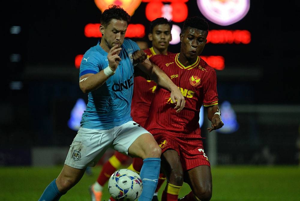 Darren Lok (kiri) ketika perlawanan Liga Super, PJ City menentang Selangor FC di Stadium Majlis Bandaraya Petaling Jaya, baru-baru ini. FOTO: BERNAMA