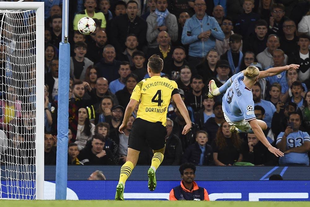 Aksi akrobatik Haaland ketika menjaringkan gol kemenangan buat City. -Foto EPA