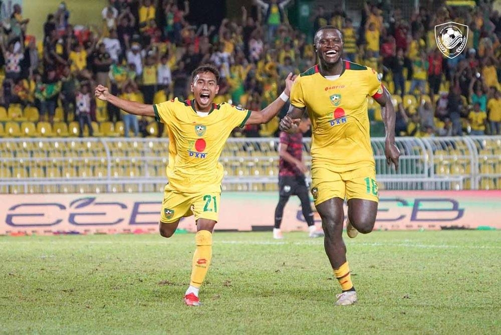 Fayyadh (kiri) dan Ngah Wanja masing-masing menyumbang satu gol buat KDA FC pada saingan Liga Super 2022 pada malam Rabu. - FOTO KDA FC