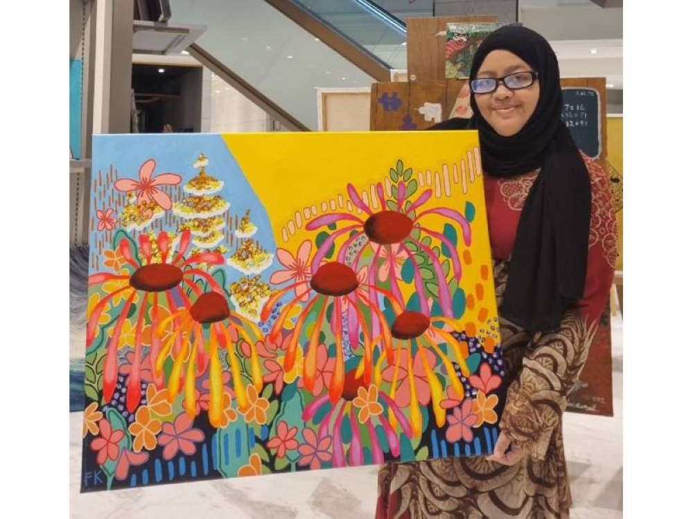 Hazrita memegang salah sebuah karya pelukis yang menyertai Asia Art Show 2022 yang berlangsung di Hotel Park Royal Kuala Lumpur bermula 17 hingga 18 September ini.