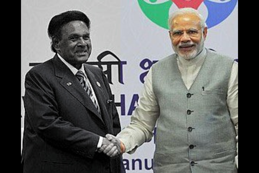 Perdana Menteri India, Narendra Modi berkongsi gambar bersama mendiang Samy Vellu menerusi Twitternya.