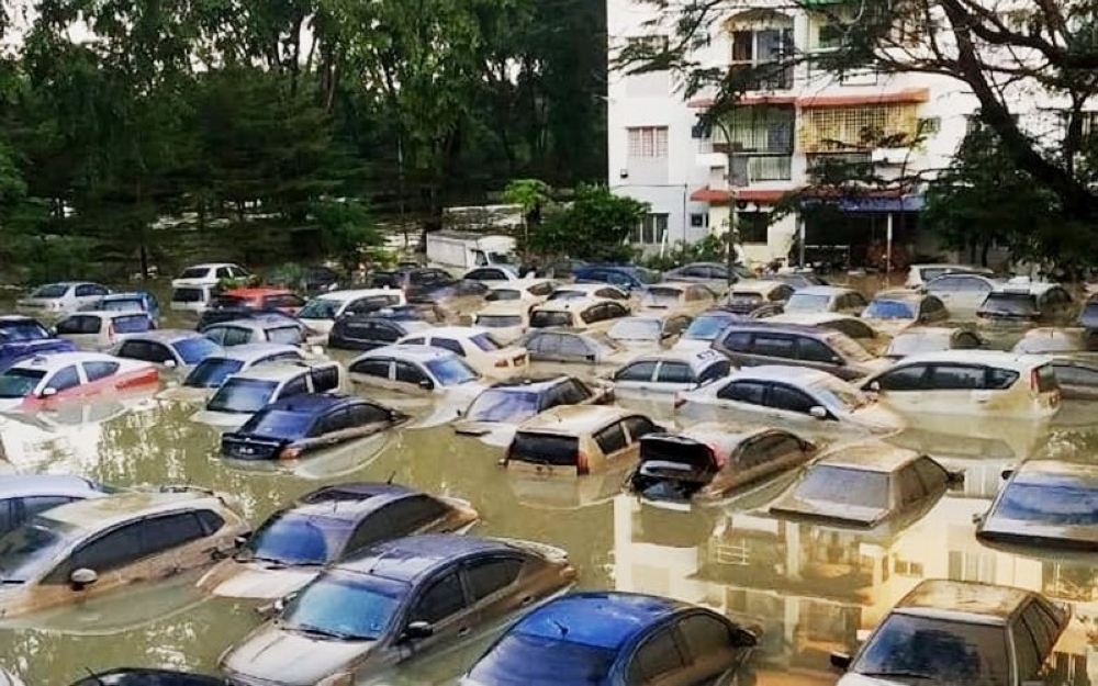 Keadaan Taman Sri Muda, Shah Alam yang ditenggelami air banjir Disember lalu.