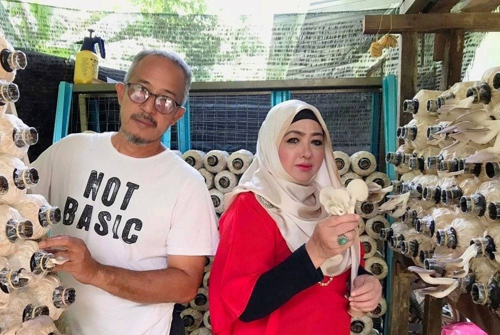 Che Norhayati bersama suami, Mejar Bersara Md Sabri Said mengeluarkan modal sendiri mengusahakan tanaman cendawan bagi membantu golongan asnaf menjana pendapatan.