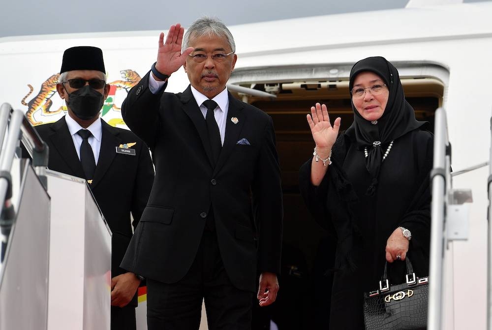 Al-Sultan Abdullah dan Raja Permaisuri pada Jumaat berangkat ke UK bagi mengadakan lawatan khas mewakili Malaysia ke istiadat pemakaman negara Ratu Elizabeth II. - Foto Bernama