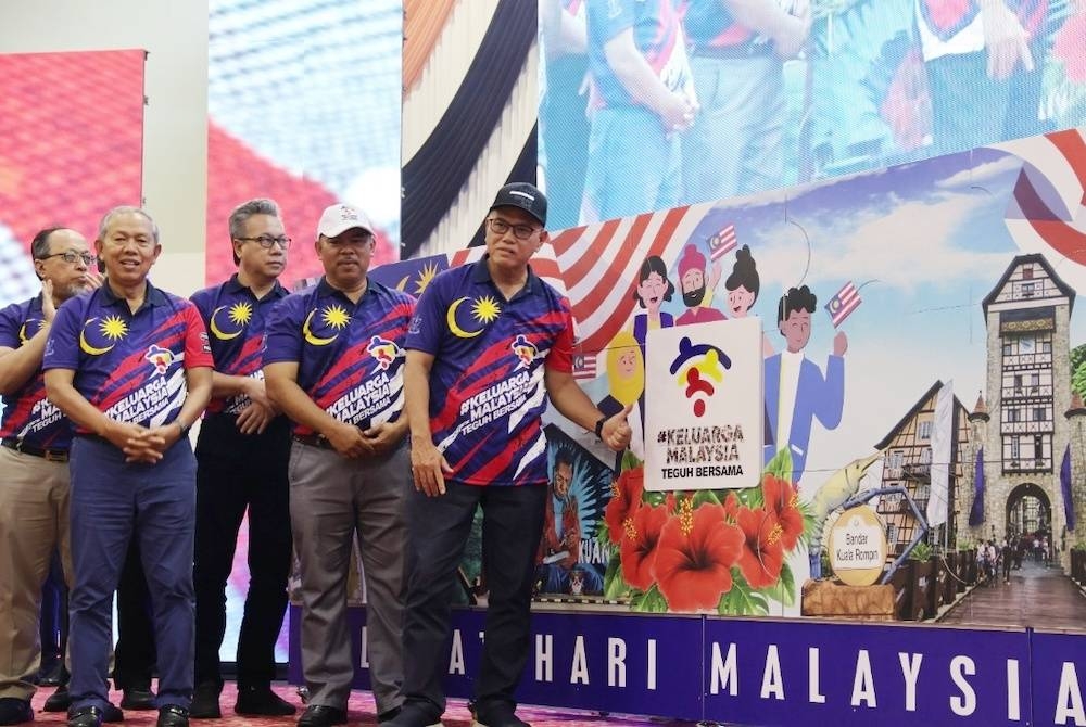 Wan Rosdy merasmikan Hari Malaysia Peringkat Negeri Pahang yang bertemakan Keluarga Malaysia, Teguh Bersama di Dewan Jubli Perak Sultan Ahmad Shah di Rompin pada Jumaat.