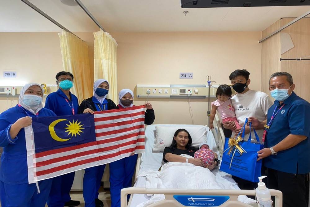 Yin Biau (dua dari kanan) bersama isterinya yang selamat melahirkan bayi Hari Malaysia di Hospital Pakar KPJ Puteri, Johor Bahru pada Jumaat.