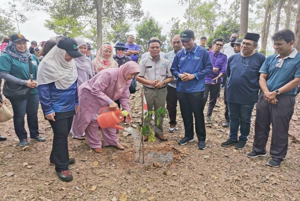 Menteri Perusahaan Perladangan dan Komoditi yang juga Presiden Pengganti PBM, Datuk Zuraida Kamaruddin (tiga,kiri) menyiram pokok sebagai simbolik menyempurnakan Program Penanaman Pokok Sempena Bulan Kebangsaan dan Hari Malaysia di Stesen Penyelidikan Institut Penyelidikan Perhutanan Malaysia (FRIM) Selandar, pada Jumaat.