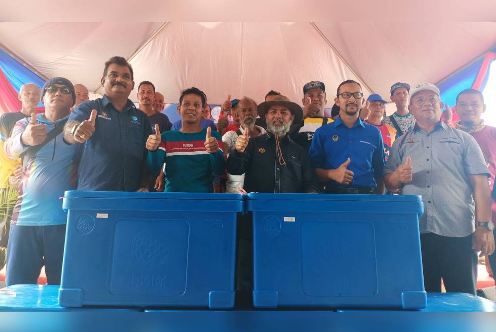 Syed Abu Hussin (tengah) bersama penerima-penerima tong ikan berinsulasi.