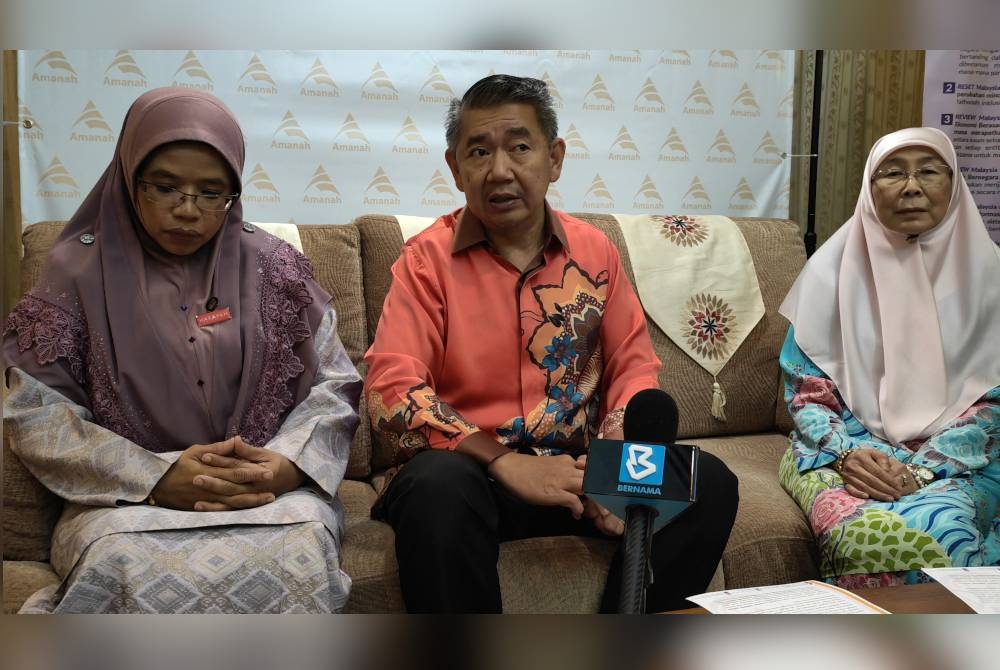 Naib Presiden Pakatan Harapan, Datuk Seri Salahuddin Ayub dalam sidang akhbar selepas merasmikan Konvensyen Angkatan Wanita Nasional (Awan) 2022 di sebuah hotel, pada Jumaat.