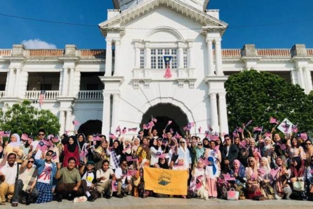 Individu berbusana tradisional Melayu seperti kain sarung, baju kurung dan ada yang berpakaian lengkap mengikut tema retro bergambar di pekarangan bangunan Stesen Keretapi Ipoh pada Jumaat. - Foto Awani