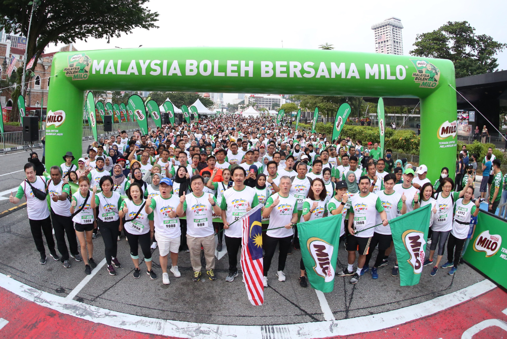 Ribuan orang ramai membanjiri Dataran Merdeka bagi menjayakan larian Malaysia Boleh bersama Milo sempena Hari Malaysia pada Jumaat.