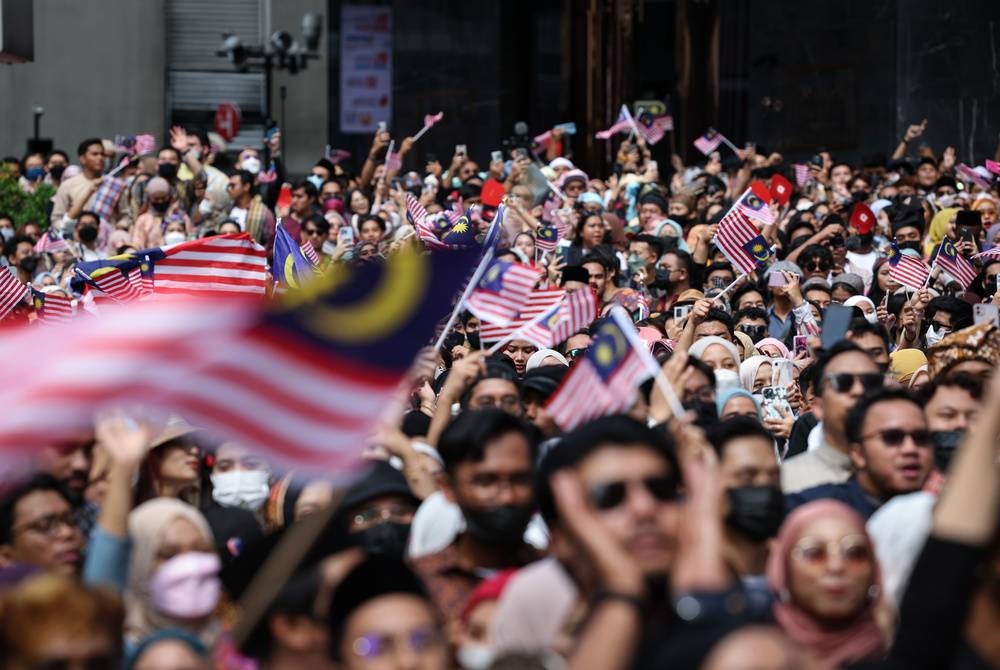 Para peserta program Keretapi Sarong 2022 bersemangat menyanyikan lagu Jalur Gemilang ketika berkumpul di hadapan Pavilion Bukit Bintang pada Jumaat. - Foto Bernama