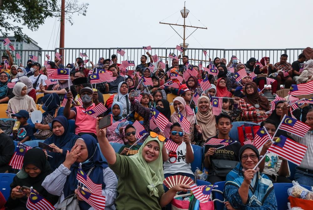 Pengunjung mula memenuhi pekarangan Dataran Memorial Pengisytiharan Kemerdekaan sempena Sambutan Hari Malaysia 2022 di malam ini. - Foto Bernama