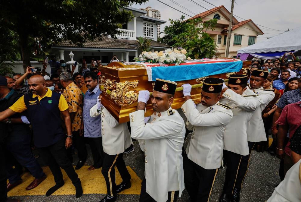 Mayat mendiang bekas Presiden MIC Tun Dr S Samy Vellu dibawa keluar untuk upacara pembakaran di Krematorium Jalan Kuari, pada Jumaat. - Foto Bernama
