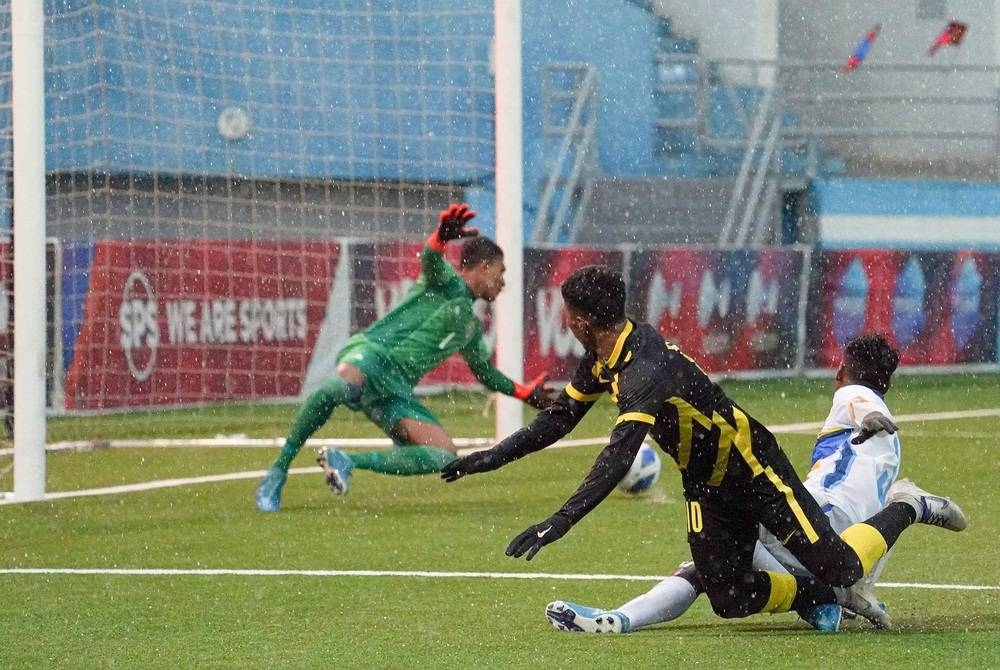 Aliff Izwan melakukan percubaan leret untuk gol pertama Harimau Muda ketika berdepan Sri Lanka di Stadium MFF, Ulaanbaatar, Mongolia pada Jumaat. - Foto FB FAM