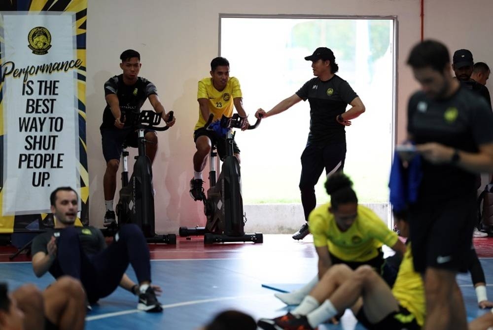 Pan Gon (kanan) bersama barisan skuad Harimau Malaya ketika mengendalikan Kem Latihan Pusat Skuad Kebangsaan di Wisma FAM hari ini. - Foto Bernama