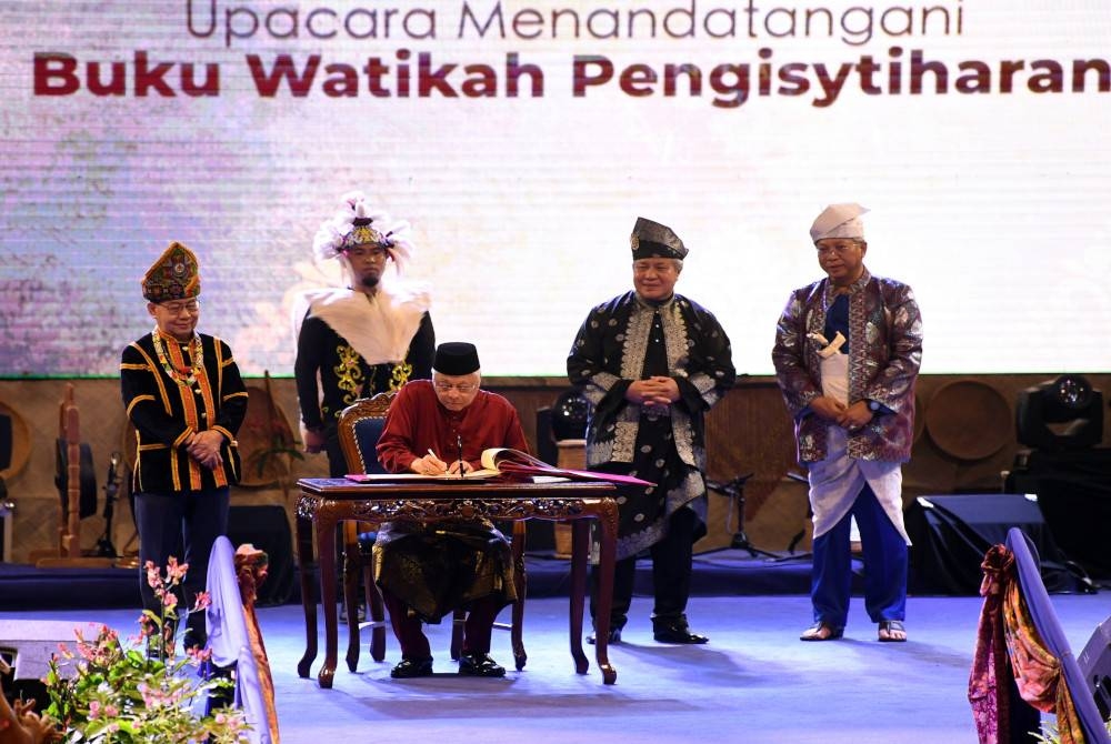 Perdana Menteri Datuk Seri Ismail Sabri Yaakob menandatangani Buku Watikah Pengisytiharan pada sambutan Hari Malaysia 2022 di Dataran Memorial Pengisytiharan Kemerdekaan A&#039;Famosa Banda Hilir malam Jumaat. Turut kelihatan Menteri Komunikasi dan Multimedia Tan Sri Annuar Musa (kanan), Timbalan Ketua Menteri Sabah II Datuk Seri Jeffrey Kitingan (kiri) dan Timbalan Premier Sarawak Datuk Amar Awang Tengah Ali Hasan (dua, kanan). - Foto Bernama
