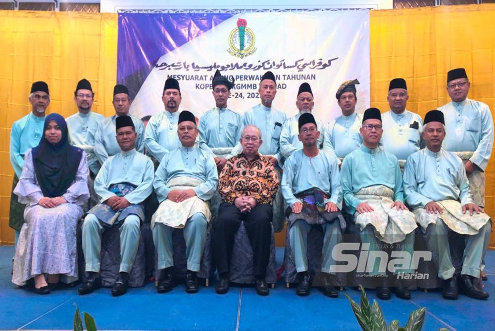 Tengku Razaleigh (tengah) bergambar dengan ahli Lembaga Koperasi KGMMB Bhd, Megat Pauzi Ibrahim (dua dari kanan) pada Jumaat.