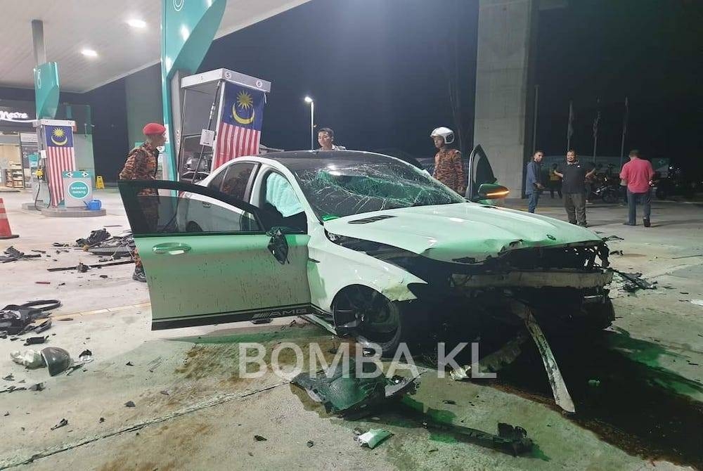 Pasukan bomba menjalankan kerja-kerja pembersihan minyak di lokasi kejadian untuk mengelak sebarang perkara tidak diingini berlaku. Foto JBPM