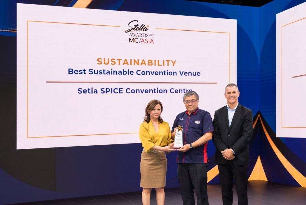 Francis Teo (tengah) menerima penganugerahan Pusat Konvensyen Setia SPICE, SP Setia Pulau Pinang sebagai Pusat Konvensyen Lestari Terbaik Asia sempena Anugerah M&C Asia Stella 2022 di Singapura baru-baru ini.