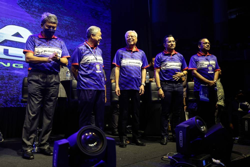  Perdana Menteri Datuk Seri Ismail Sabri Yaakob (tengah) bersama Pengerusi Barisan Nasional Datuk Seri Dr Ahmad Zahid Hamidi menghadiri Majlis Pelancaran Jentera Pemuda Barisan Nasional di Stadium Titiwangsa, pada Sabtu. - Foto Bernama
