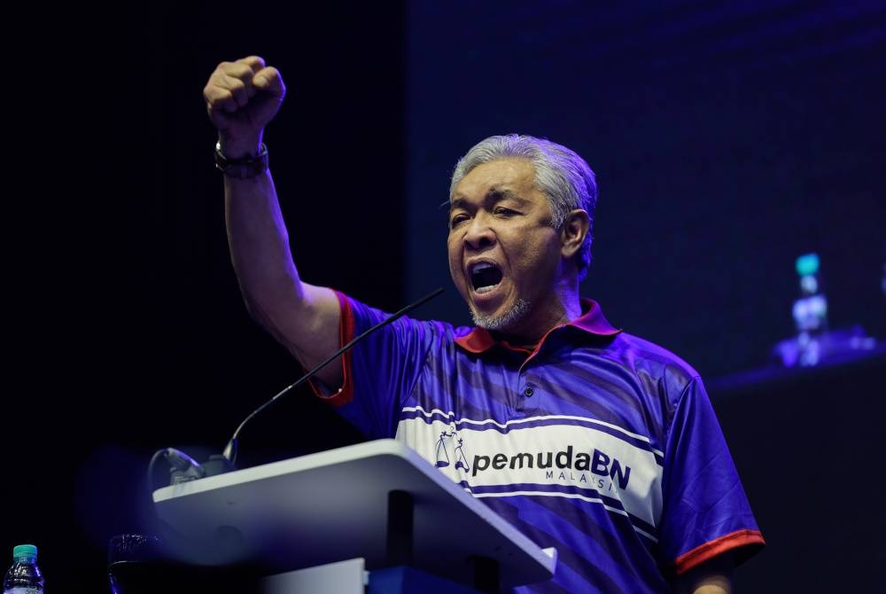 Pengerusi BN, Datuk Seri Dr Ahmad Zahid Hamidi berucap sempena Majlis Pelancaran Jentera Pemuda Barisan Nasional di Stadium Titiwangsa, pada Sabtu. - Foto Bernama