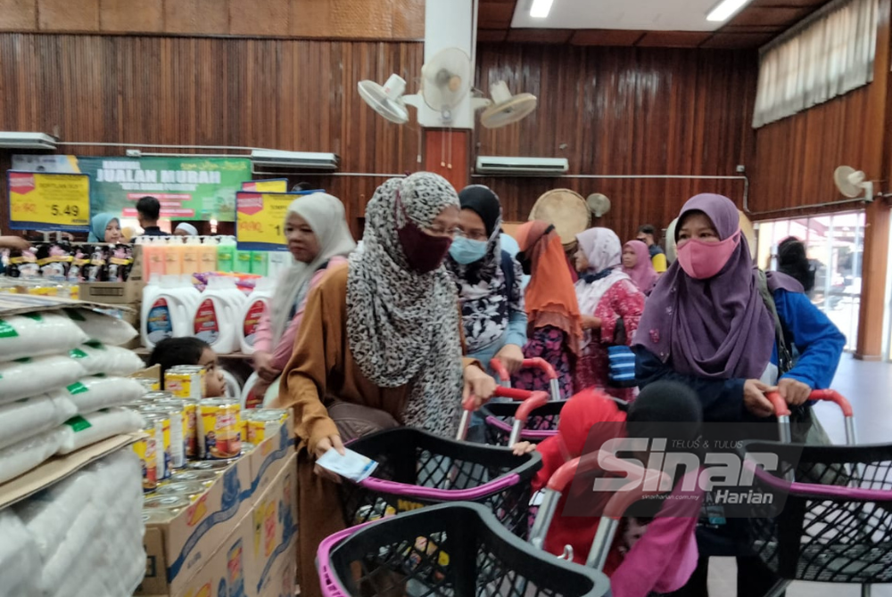 Penerima kupon tidak melepaskan peluang membeli barangan keperluan utama pada harga rendah semasa Karnival Jualan Murah Kota Bharu Prihatin pada Sabtu.