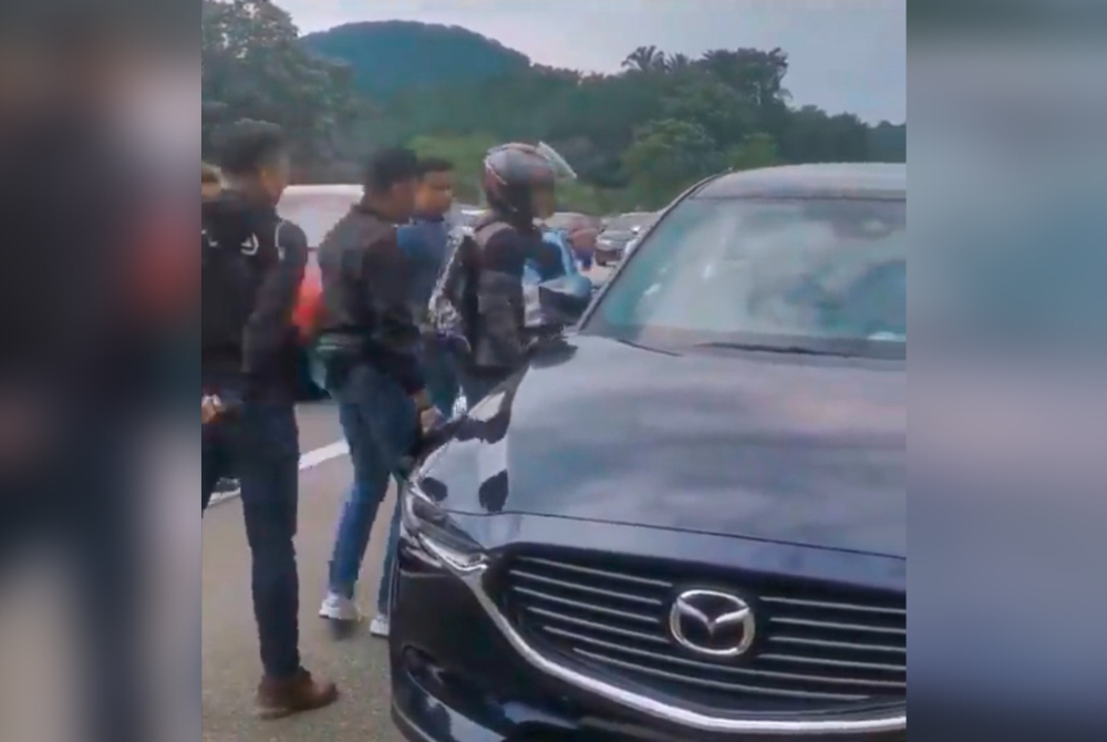 Tangkap layar video memaparkan penunggang motosikal memarahi pemandu Mazda CX-5 yang berhenti di lorong kecemasan di Lebuh Raya Utara-Selatan berhampiran Sungkai pada Jumaat. - Foto Ihsan pembaca