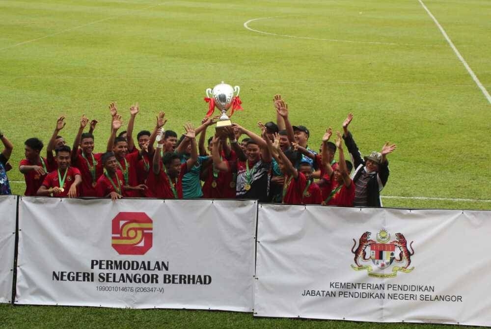 Pasukan bola sepak SMK Dato Harun menjulang piala kemenangan selepas menewaskan SMK Meru dalam Piala Sumbangsih Piala Datuk Mokhtar Dahari di Padang Latihan SUK, Seksyen 5, di sini pada Sabtu.