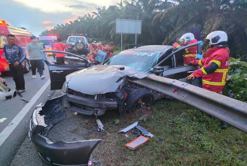 Pasukan bomba menjalankan operasi mengeluarkan mangsa dari Proton Pesona yang terbabas dan merempuh penghadang jalan di Kilometer 26 Jalan Merotai - Bombalai, Tawau pada awal pagi Ahad.