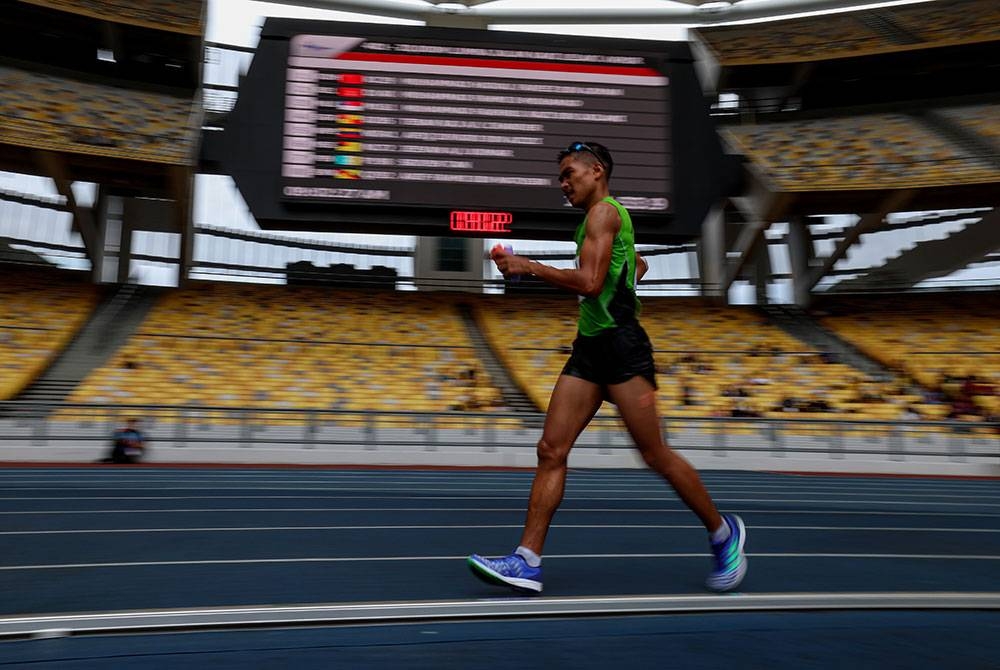 Muhamaad Fakhrul Razi ketika beraksi dalam acara 20 kilometer Lumba Jalan Kaki Lelaki Akhir pada Sukan Malaysia (Sukma) Stadium Nasional Bukit Jalil hari pada Ahad. - Foto Bernama