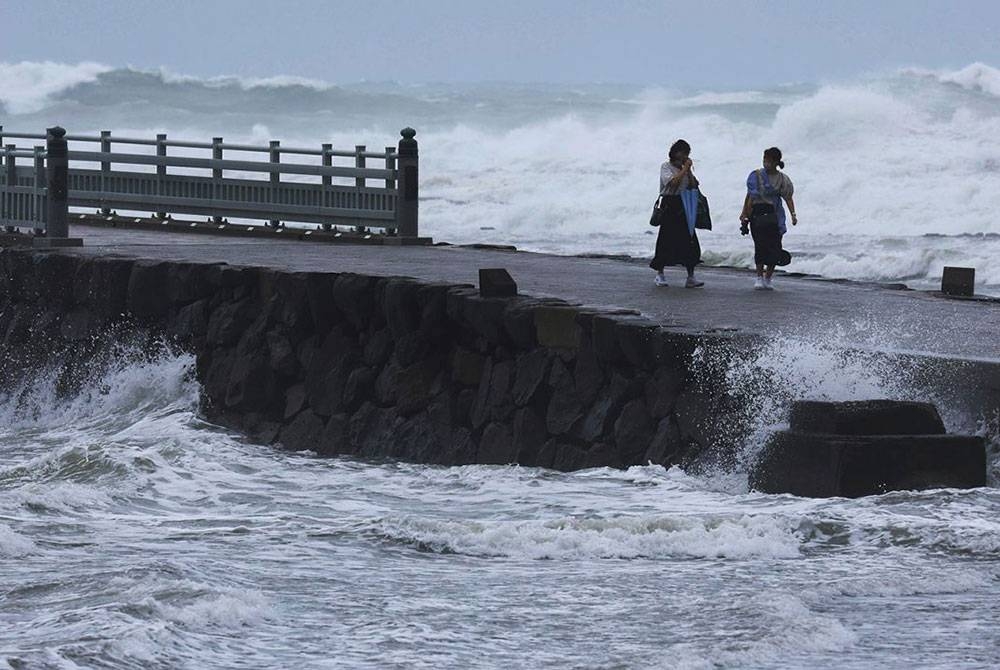 Ombak menghempas pantai di Bandar Miyazaki, Jepun. - Foto AP