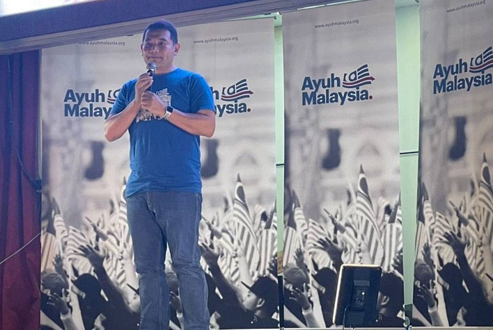 Rafizi ketika berucap dalam Jelajah Trak Ayuh Malaysia Zon Selatan di pekarangan Pusat Khidmat Parlimen Johor Bahru, Johor Bahru pada malam Sabtu.