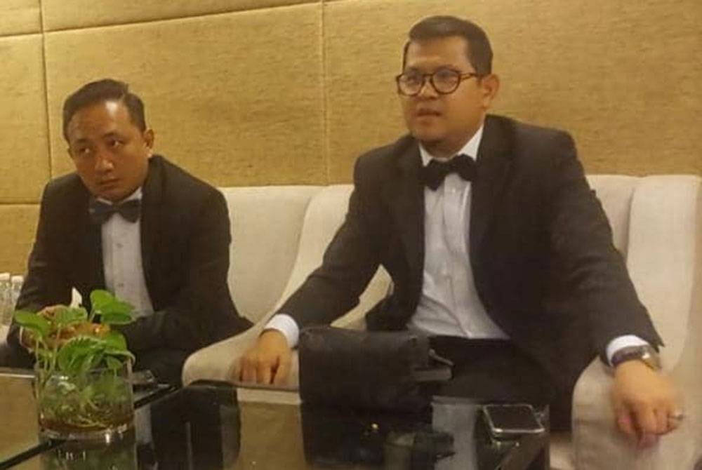 Suhaimi (kanan) bersama Naib Presiden Jualan Wilayah Asia Pasifik Bliese, Sophian Jamaluddin pada sidang akhbar di Shah Alam pada Sabtu.