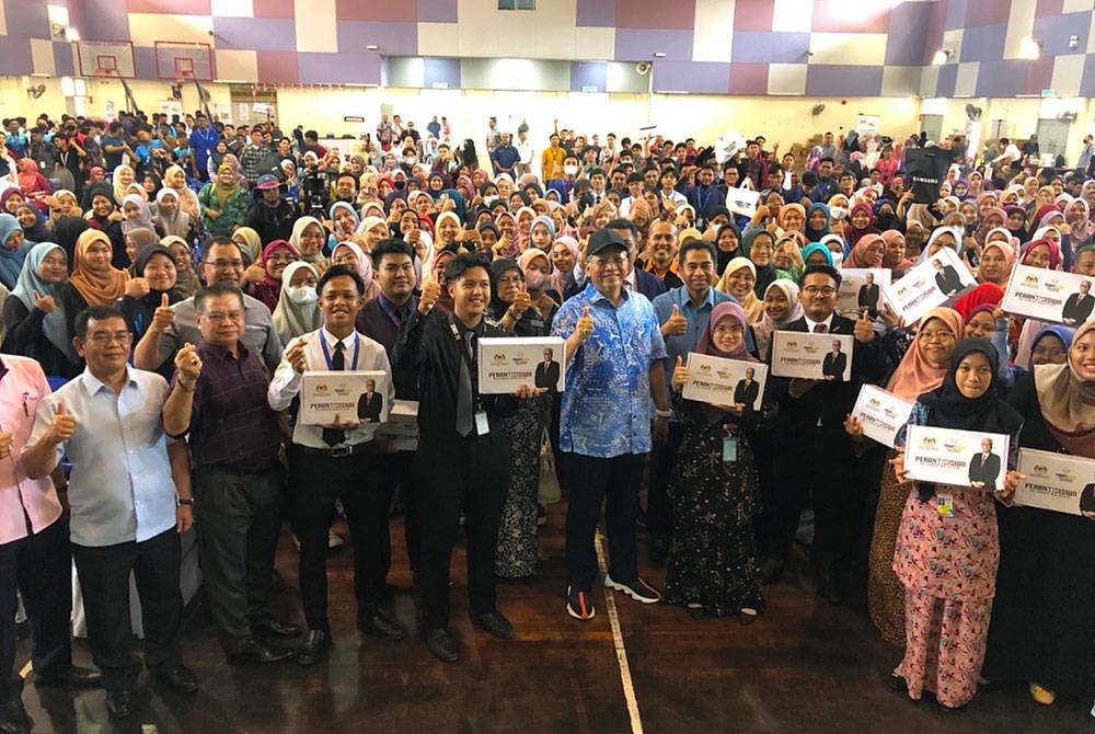 Annuar (tengah) bergambar dengan penerima PerantiSiswa Keluarga Malaysia di Kolej Matrikulasi Kelantan di Kok Lanas, Kota Bharu.