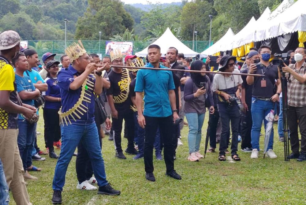 Ahmad Faizal mencuba aktiviti sumpit di Fiesta Sukan Jom Kome 2022 di Kampung Orang Asli Chadak, Hulu Kinta.