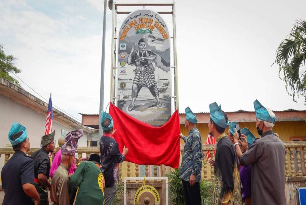 Perasmian mural Panglima Hitam Tambun disempurnakan oleh Pegawai Daerah Dungun, Jusman Ibrahim.