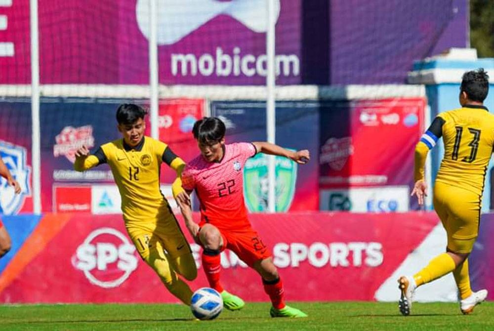 Pemain negara, Ziad El Basheer (kiri) cuba menghalang pergerakan pemain Korea Selatan dalam saingan Kumpulan E kelayakan Piala Asia di Mongolia pada Ahad. - Foto Facebook FAM