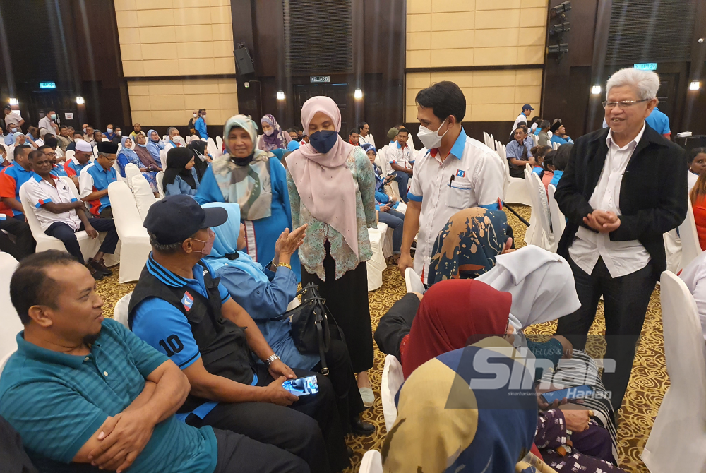 Nurul Izzah (berdiri dua dari kiri) beramah mesra dengan ahli MPKK yang hadir pada majlis perjumpaan yang diadakan pada Ahad.