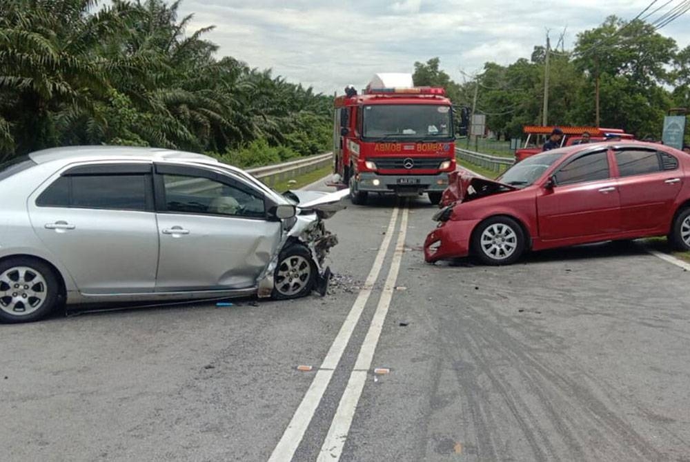 Keadaan kedua-dua kereta yang terlibat kemalangan. - Foto Ihsan PDRM