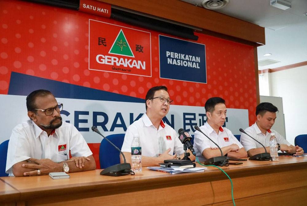 Dominic Lau (dua kiri) bersama kepimpinan Gerakan Pulau Pinang.