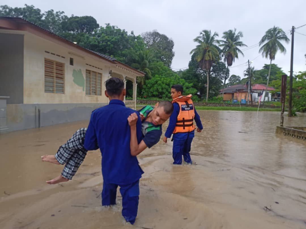 Seramai 29 mangsa daripada sembilan keluarga yang terjejas akibat banjir kilat di Alor Gajah ditempatkan di dua pusat pemindahan sementara (PPS). - Foto Ihsan APM.