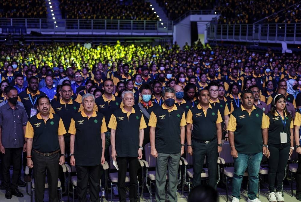 Perdana Menteri Datuk Seri Ismail Sabri Yaakob (tiga, kiri) bersama Pengerusi BN Datuk Seri Dr Ahmad Zahid Hamidi (dua, kiri) ketika menghadiri Pelancaran Briged MIC Kebangsaan di Axiata Arena, Bukit Jalil. - Foto Bernama.